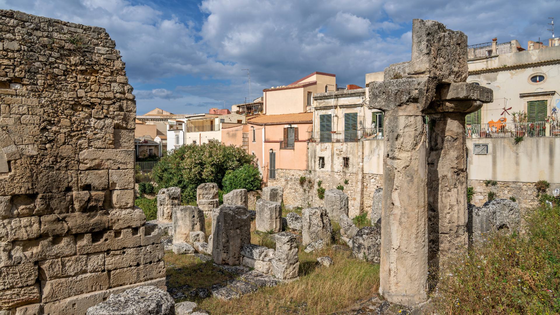Überreste des Tempel des Apollo; er wurde im 6. Jahrhundert v. Chr. erbaut und 1860 in eine byzantinische Kirche und dann in eine Moschee umgewandelt. In normannischer Zeit wurde das Gebäude wieder in eine christliche Kirche umgewandelt.